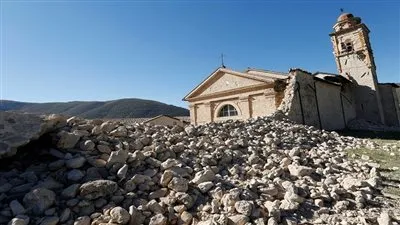 كاهن إيطالي: الزلازل عقاب إلهي على زواج المثليين