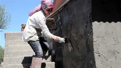 فتاة تركية تعمل في مهنة (مبيض محارة)