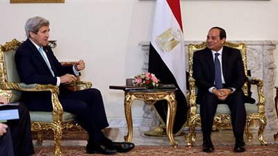 هافينجتون بوست: مصر يجب أن تصبح على قائمة أولويات الرئيس الأمريكي القادم
