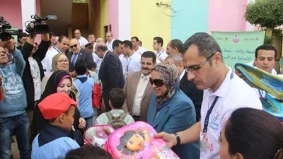 محافظة القاهرة تسلم الحقائب المدرسية لطلاب مدرسة شهداء بور سعيد