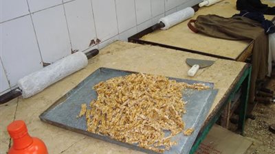 ضبط مدير مصنع يستخدم خامات مجهولة في تصنيع الحلوى بالزاوية‎