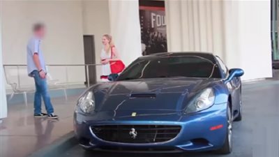 فتاة حسناء تضع شابا في موقف محرج.. والسبب سيارة فارهة! (فيديو)