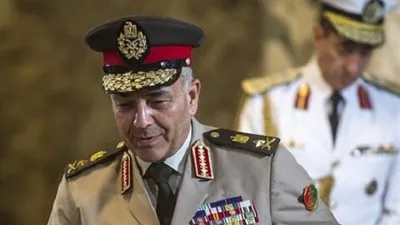 رئيس الأركان يلتقي مستشار الرئيس الفرنسي لبحث التعاون العسكري  