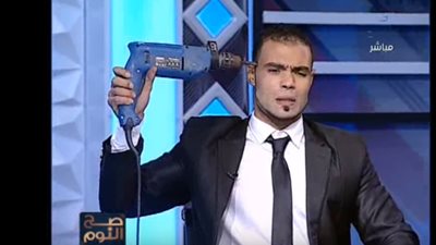شاب مصري خارق يفعل شئ غريب علي الهواء (فيديو)