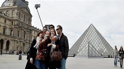 باريس خسرت مليوني سائح منذ هجمات العام الماضي