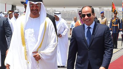 السيسي يستقبل ولي عهد أبو ظبي في مطار القاهرة