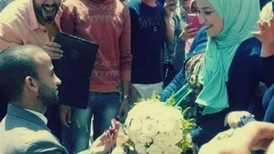 عيني عينك.. الجامعات تتحول إلى ساحات الحب والزواج.. والطلاب يرفعون شعار القبلات والأحضان المسروقة (صور) 