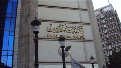 صحفيون يقيمون بمقر النقابة لتلقي شكاوى زملائهم خلال تغطية تظاهرات الجمعة