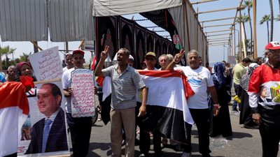 اشتباكات بالأيدي بين مؤيدين ومعارضين تتسبب في إغلاق 