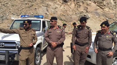 حملة مفاجئة لشرطة عسير تضبط 3 مصانع خمور وتوقف 14 مطلوباً جنائياً