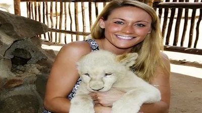 فتاة عمرها 27 تصبح أول امرأة تزور كل دول العالم (صور)