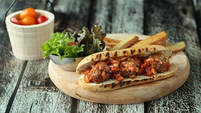 طريقة تحضير سندويشات كرات اللحم مع صلصة المارينارا