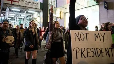 قادة الاحتجاجات على فوز ترامب بالرئاسة يستعدون لمعركة طويلة
