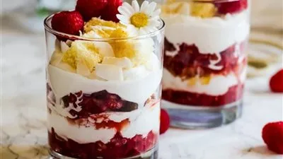 أفضل طريقة لعمل كاسات الزبادي بالعسل والتوت والكراميل