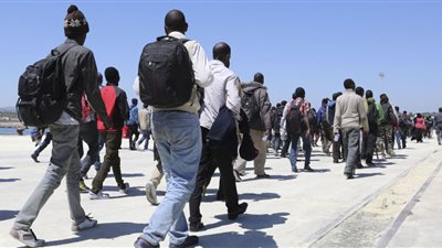 المهاجرون يتدفقون إلى الحدود الكرواتية سيرا على الأقدام 