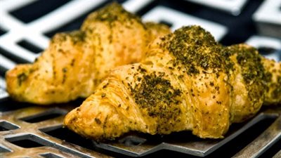 طريقة عمل الكرواسون بالزعتر