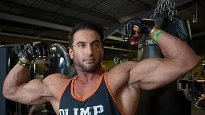 وفاة بطل كمال أجسام بريطاني والسبب 