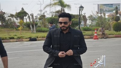 شاهد.. تامر حسني ينعي الراحل محمود عبد العزيز 