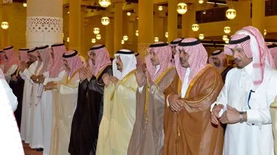 أمير الرياض يؤدي صلاة الميت على سلمان بن فواز بن سعود