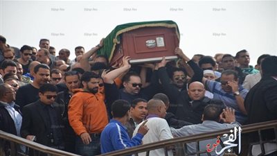 لحظة دفن جثمان الفنان محمود عبد العزيز في مقابر الأسرة بالإسكندرية (فيديو)