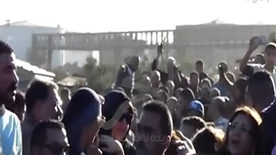 انهيار زوجة محمود عبد العزيز أثناء دفن جثمانه بمقابر العائلة في الإسكندرية (فيديو)