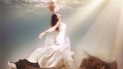 عروسان يختاران قاع المحيط لإتمام زواجهما! (صور)