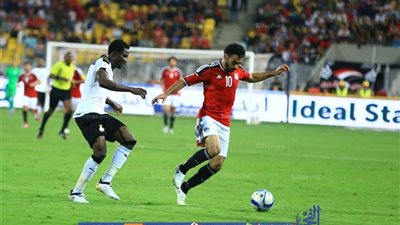 شاهد الحوار الكوميدي بين صلاح وأحمد فتحي في لقاء غانا: الفرعون راكبه عفريت