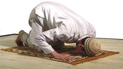 حكم الصلاة فيمن يقرأ ما تيسر من القرآن بعد الفاتحة في الركعة الثالثة (فيديو)