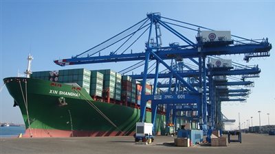 في 24 ساعة.. ميناء دمياط يستقبل 4 حاويات و5 سفن بضائع