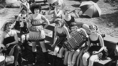 شاهد تصميمات  ملابس البحر منذ 100عام (صور)