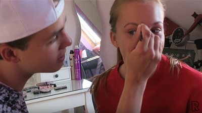 فتاة طلبت من أخيها ان يضع لها الميكاب.. والنتيجة صادمة! (فيديو)