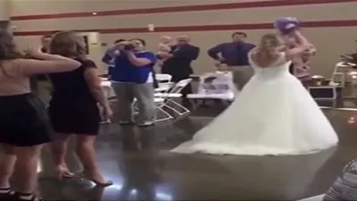 عروسة تعد مفاجأة تسببت في ذهول صديقتها وبكائها (فيديو)