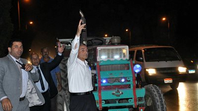 محافظ القليوبية يضبط سيارة بدون لوحات: نطبق القانون بعدل ومساواة 