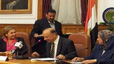 محافظ القاهرة يشدد على رؤساء الأحياء بغلق المقاهي غير المرخصة  