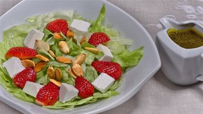 طريقة تحضير سلطة الخص مع الفراولة والعسل