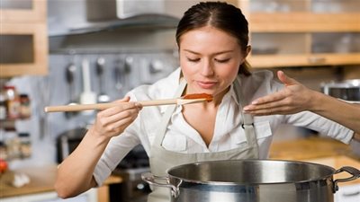 تحذير.. 7 أطعمة تتحول لوجبات سامة عند إعادة تسخينها