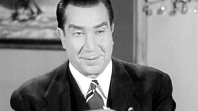 شويكار تفاجئ يوسف بك وهبي بقبلة أمام زوجته