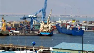 انتظام حركة السفن وعمليات الشحن والتفريغ بعد فتح بوغاز ميناء الإسكندرية 