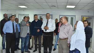 محافظ البحيرة يوجه برفع كفاءة دورات المياه بمستشفى كفرالدوار (صور)