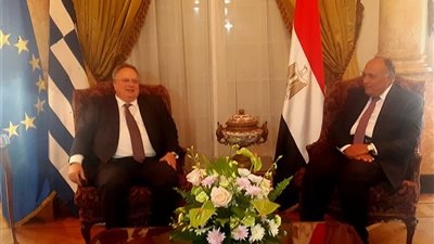 سامح شكري يجري محادثات مع نظيره اليوناني بالقاهرة 