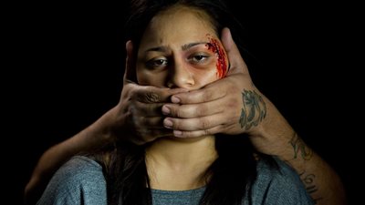 إحدى ضحايا العنف الأسري: زوجي كان يوهمني بأني ملبوسه من الجن