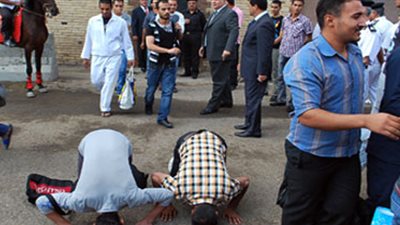 بين الدموع والهتاف لـ