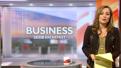 مذيعة تصاب بآلام الولادة أثناء تقديم النشرة على الهواء مباشرة (فيديو)