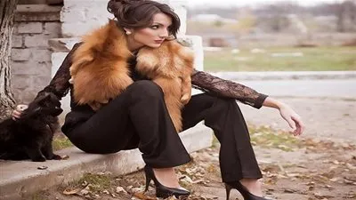 الفرو ذو الشعر الطويل لإطلالة شتوية دافئة ومثيرة (صور)