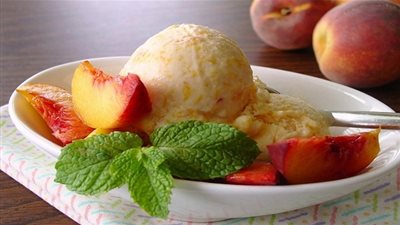 طريقة تحضير آيس كريم بقطع الخوخ