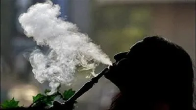 محكمة الأسرة تُسقط حضانة أم عن أبنائها بالكويت.. والسبب شيشة!