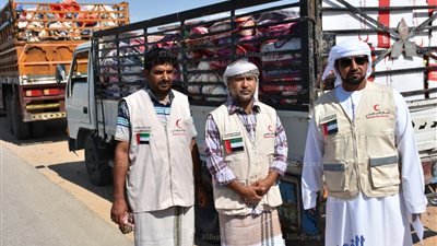 الهلال الأحمر الإماراتي يدشن توزيع المساعدات الشتوية والسلال الغذائية في حضرموت باليمن (صور)