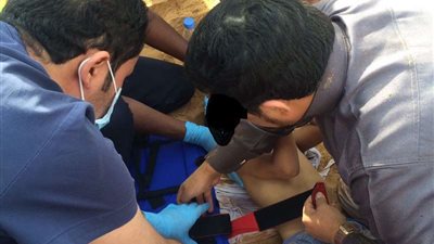 تفريغ حمولة رمل على طفل بتبوك.. والدفاع المدني ينقذه