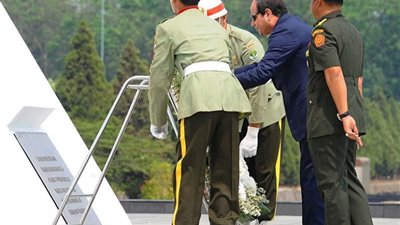 عاجل.. السيسي يضع إكليلا من الزهور على ضريح شاعر برتغالي