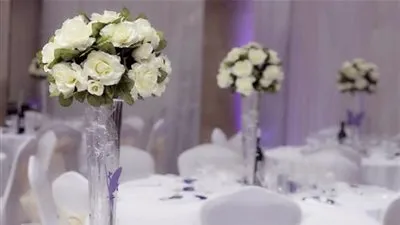 تجنبي تلف زينة زفافك مع فازات الورد الصناعي (صور)